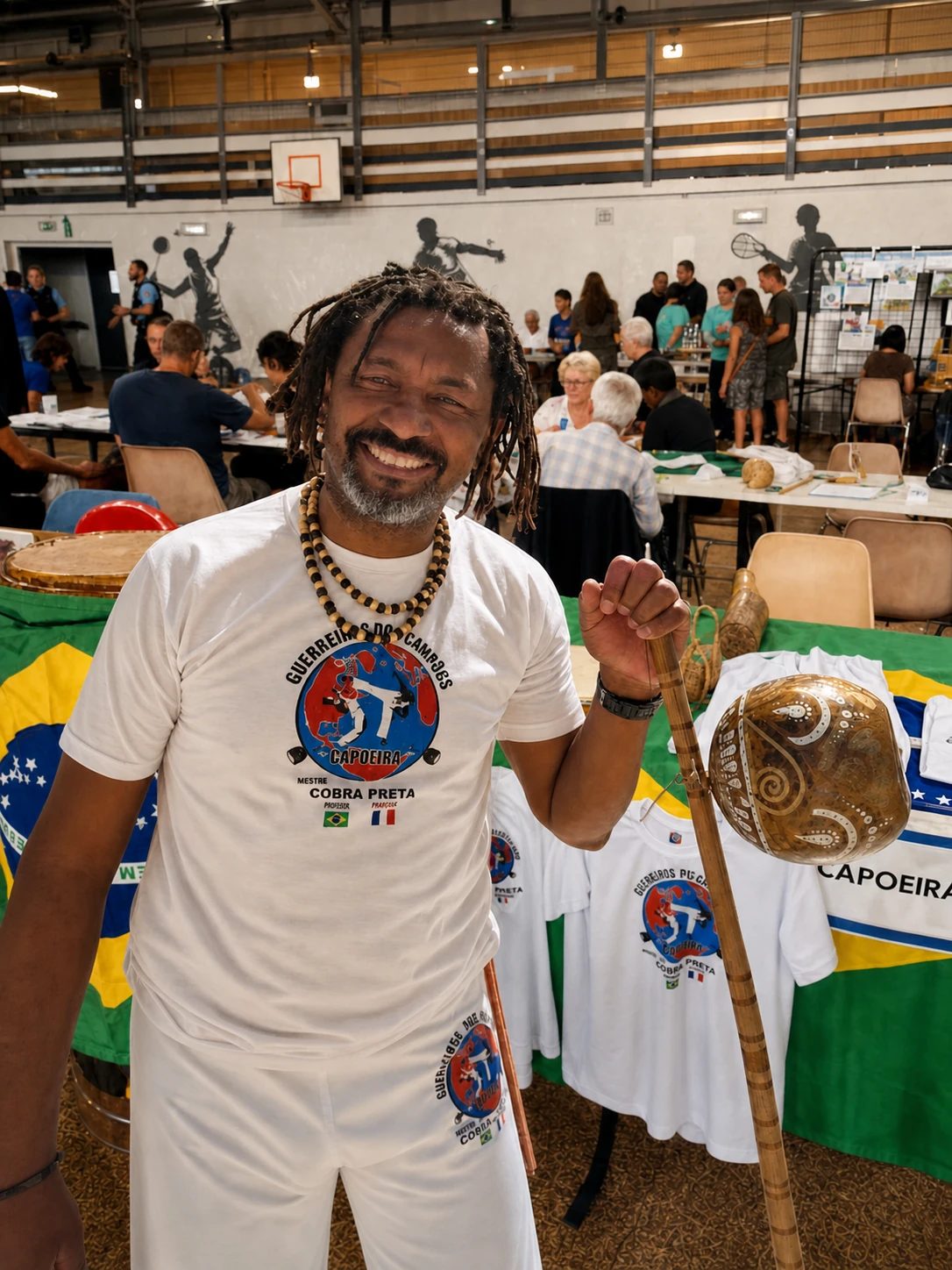 Maître Cobra Preta devant le stand de Capoeira Haute-Savoie au forum associatif
