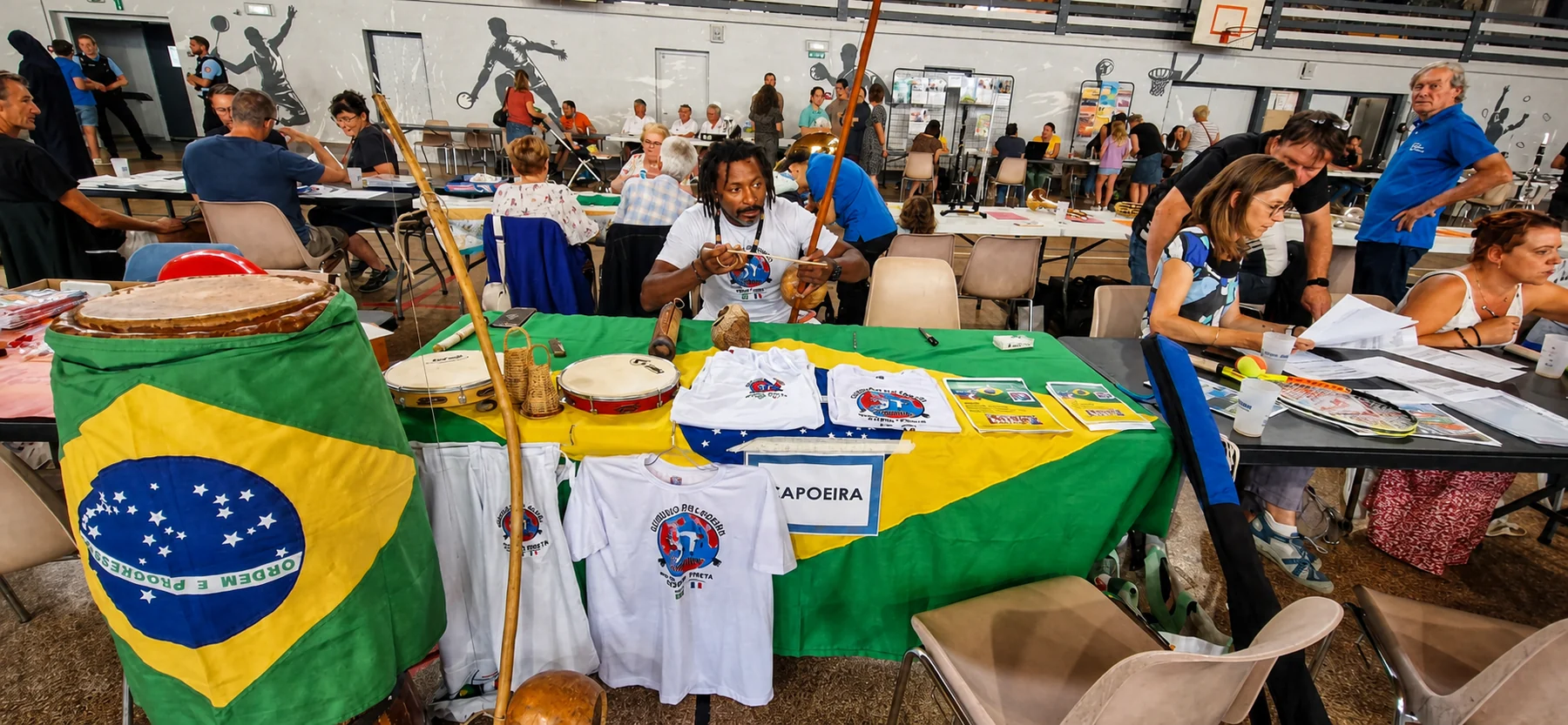 Mestre Cobra Preta présentant la capoeira lors d’un forum associatif