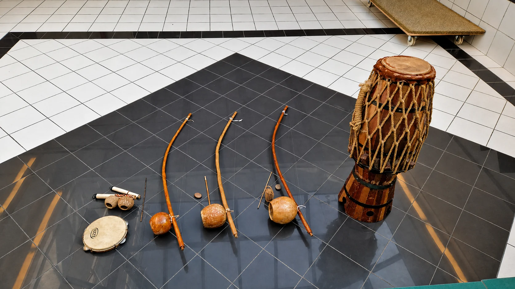 Berimbaus, pandeiro et atabaque, instruments traditionnels de la capoeira